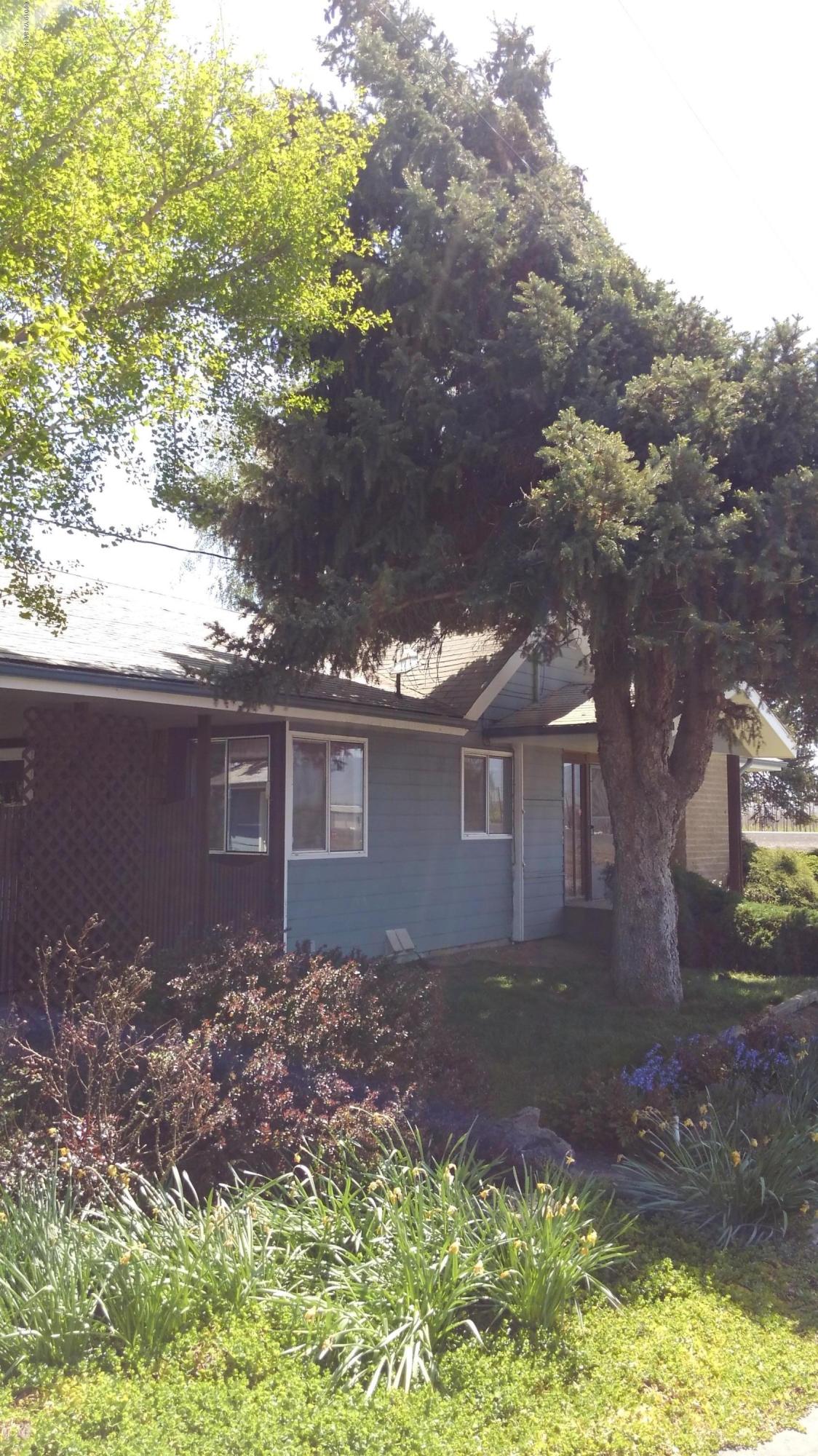 10043 Fort Road Wapato, WA 98951 - Photo 25 of 64 front view of house with a yard