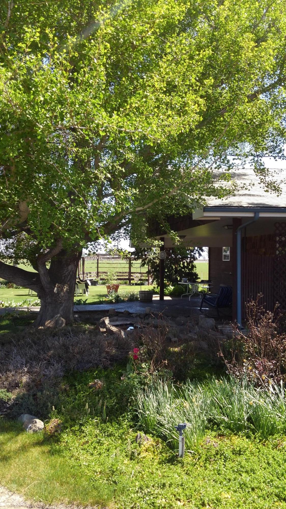 10043 Fort Road Wapato, WA 98951 - Photo 26 of 64 a view of a house with a yard