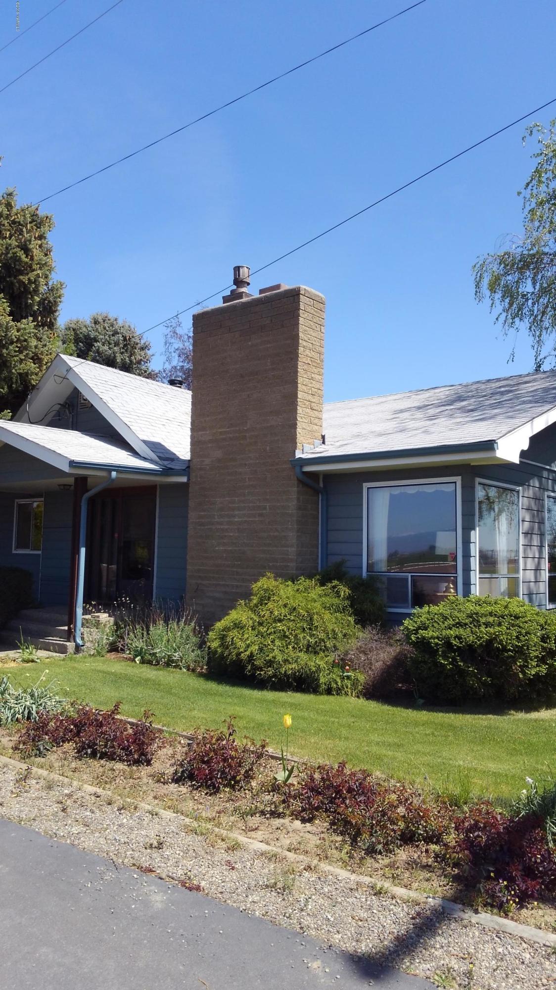 10043 Fort Road Wapato, WA 98951 - Photo 28 of 64 a view of a house with a garden