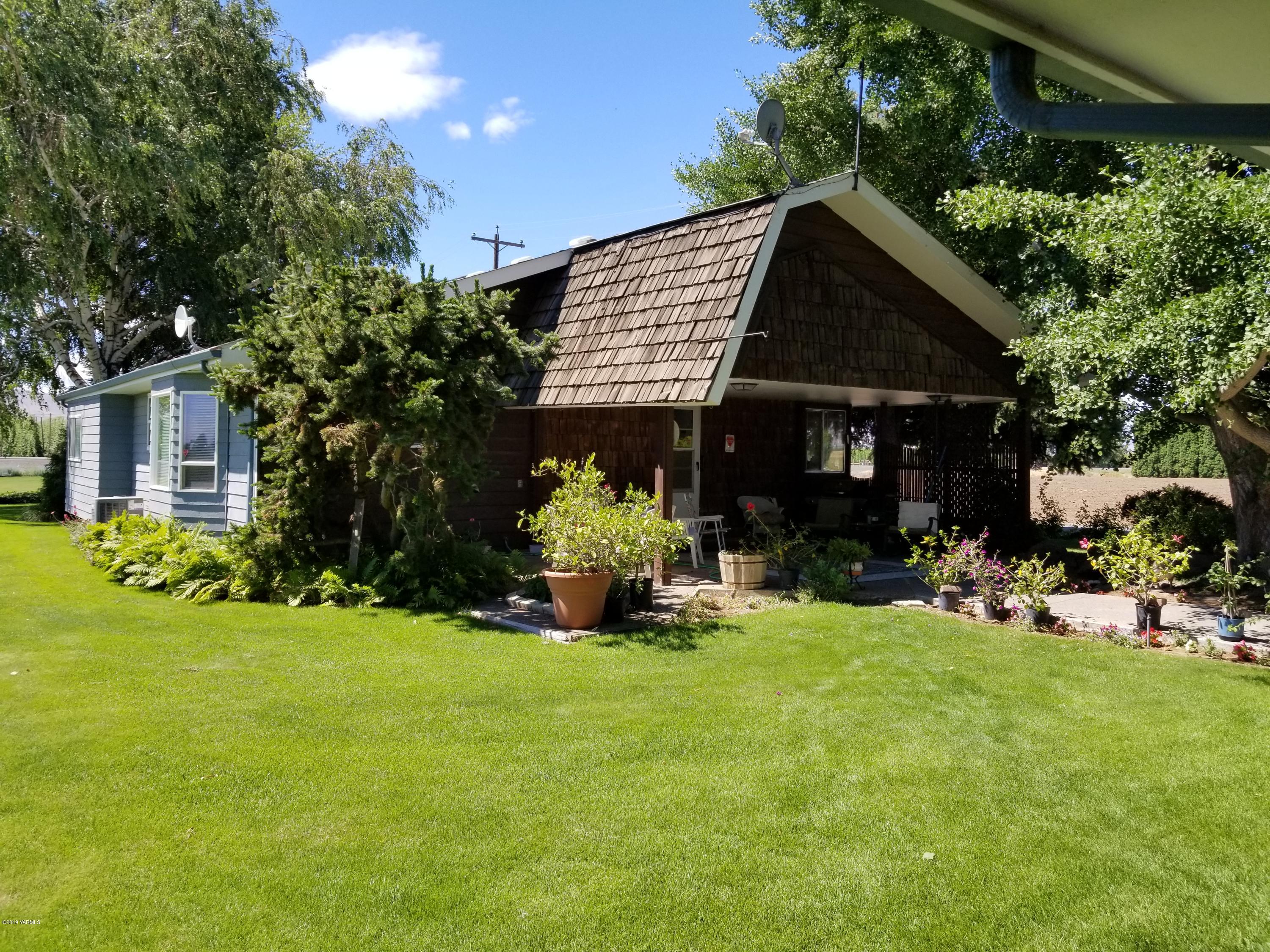10043 Fort Road Wapato, WA 98951 - Photo 32 of 64 10-Covered Patio, Koi Pond and Yard (2)
