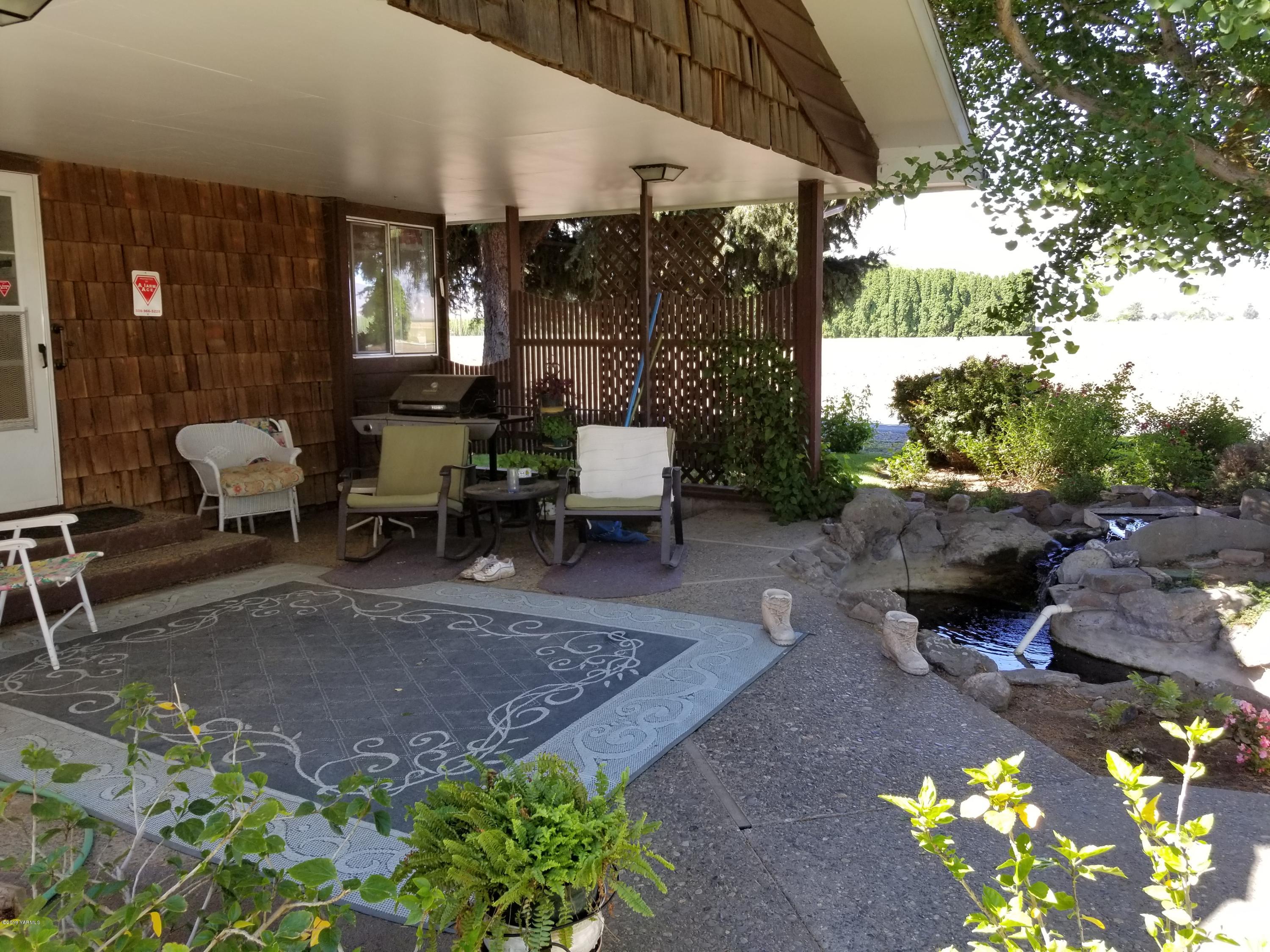 10043 Fort Road Wapato, WA 98951 - Photo 33 of 64 a view of a patio with table and chairs potted plants