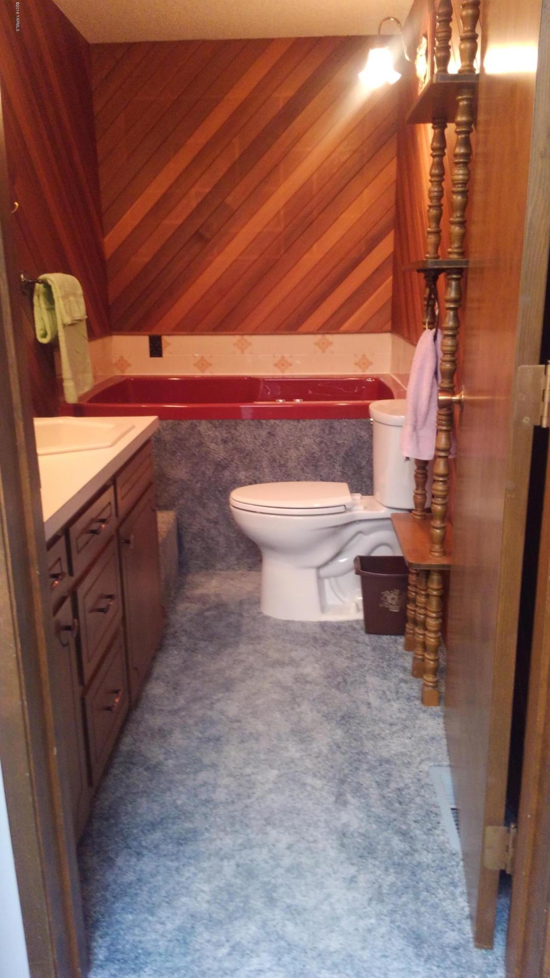 10043 Fort Road Wapato, WA 98951 - Photo 48 of 64 a bathroom with a toilet a sink and mirror