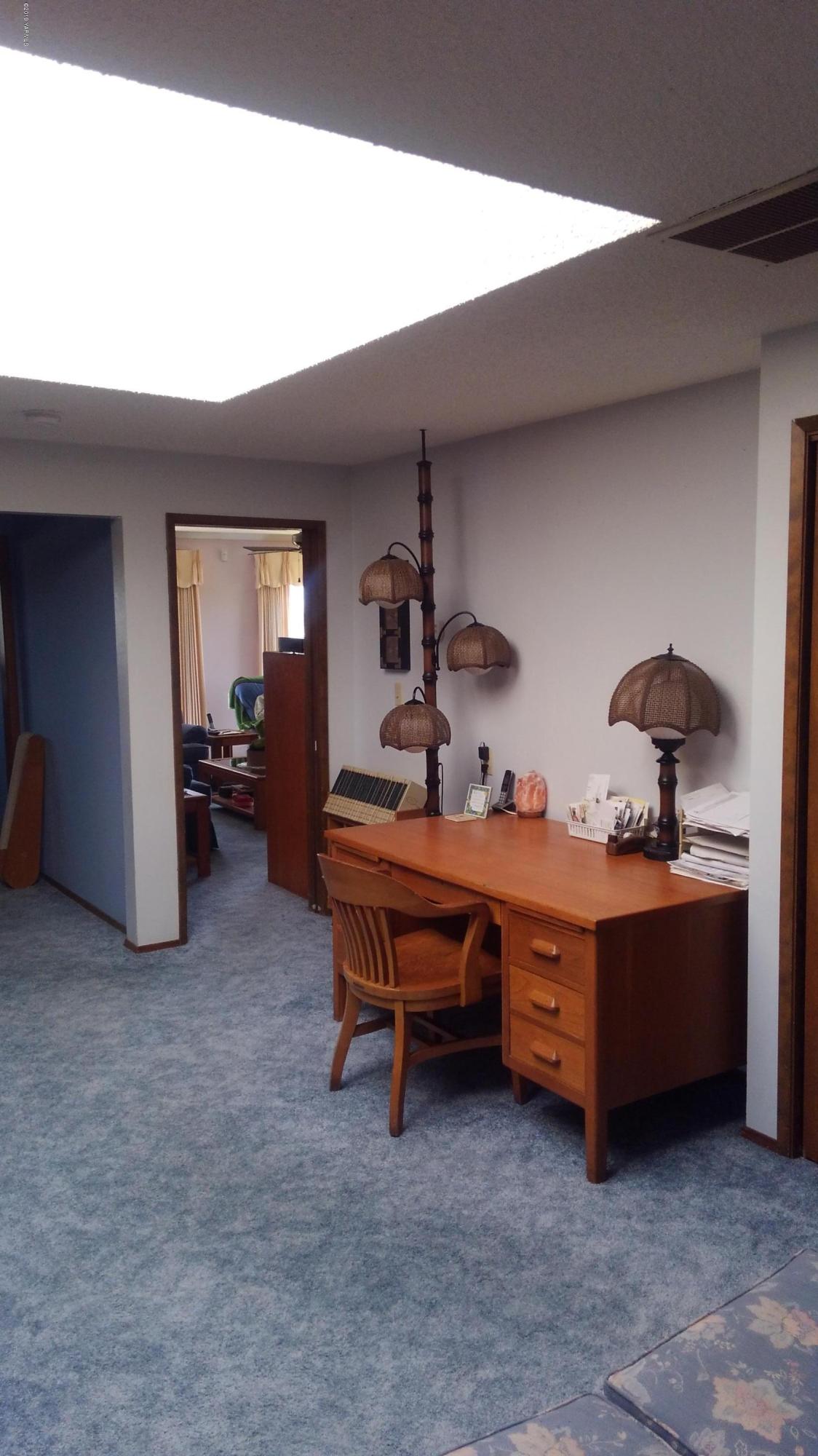 10043 Fort Road Wapato, WA 98951 - Photo 55 of 64 a room with furniture and a lamp