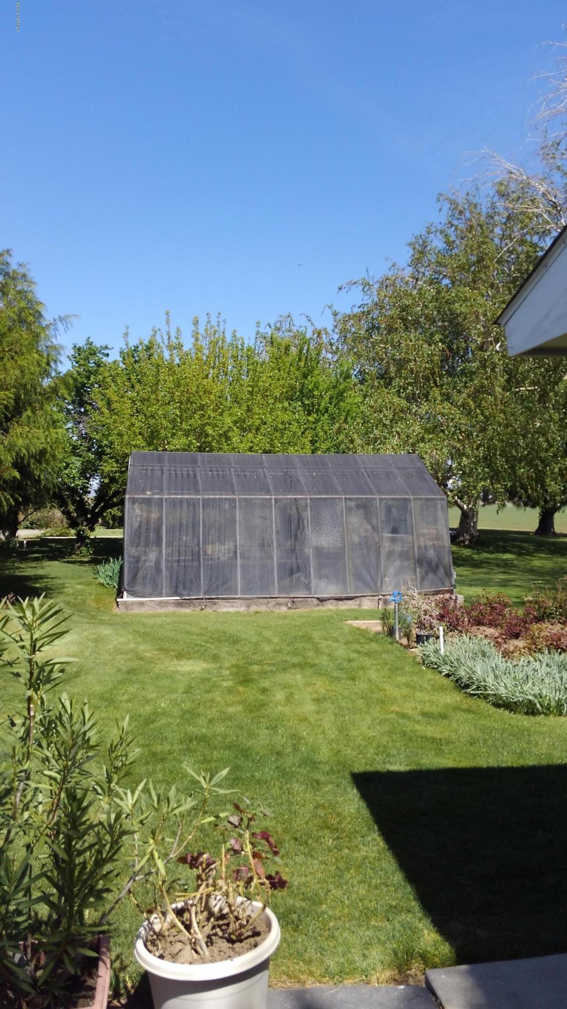 10043 Fort Road Wapato, WA 98951 - Photo 7 of 64 a view of a garden with a small pool