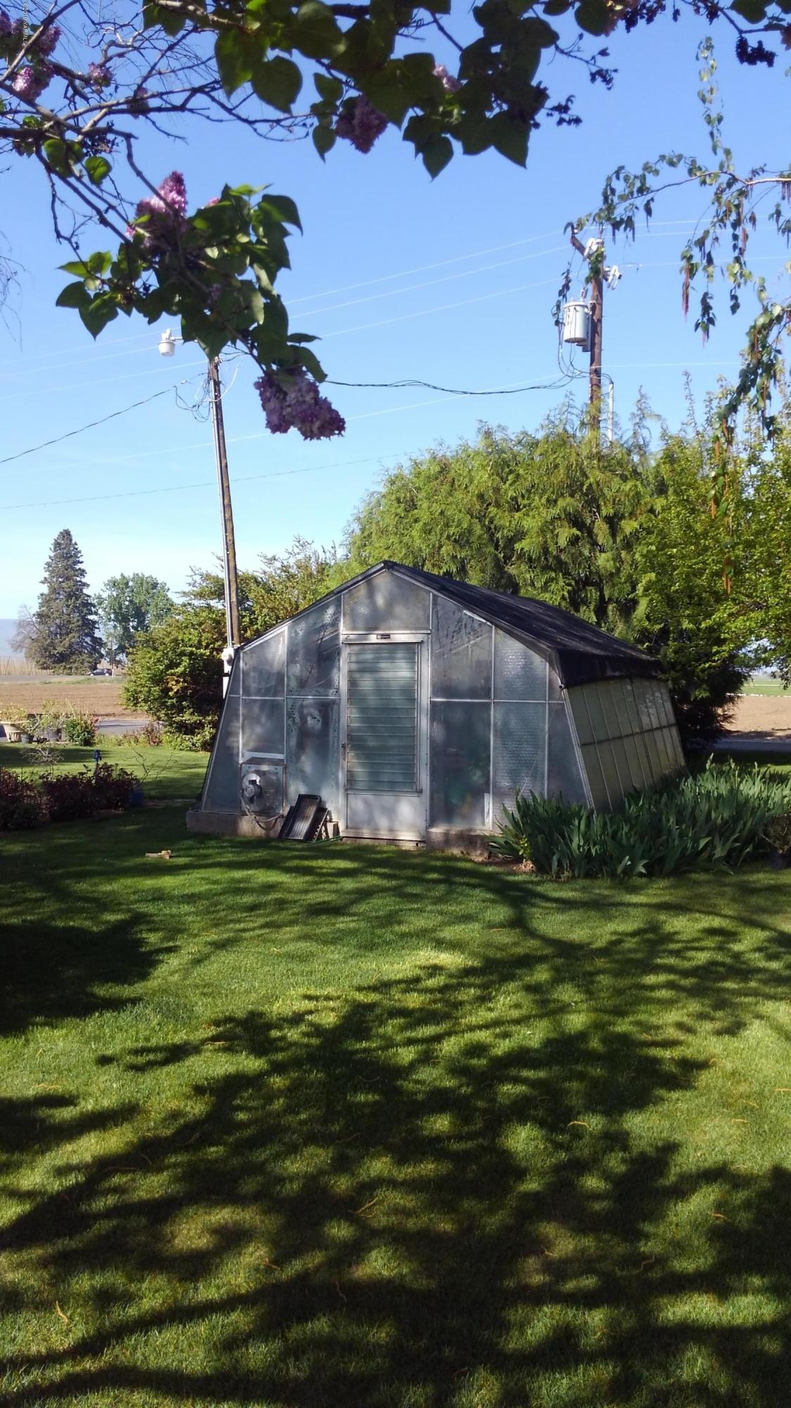10043 Fort Road Wapato, WA 98951 - Photo 8 of 64 a backyard of a house with lots of green space