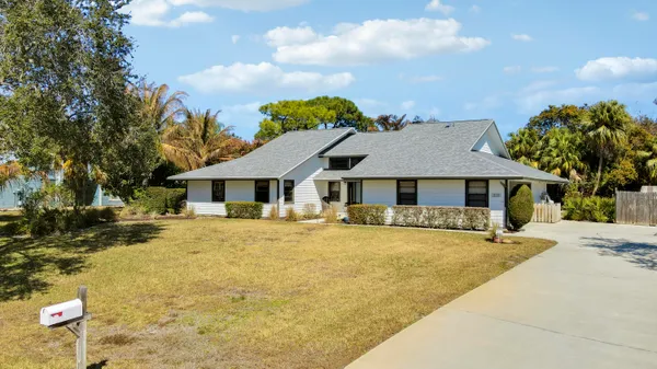 $685,000 | 899 Northeast Juniper Place, Jensen Beach, FL 34957