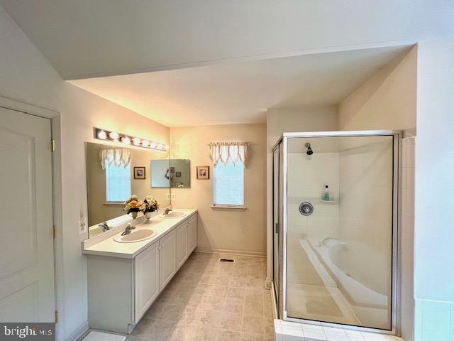 960 Butler Drive Williamstown, NJ 08094 - Photo 28 of 44 a bathroom with a tub a sink and mirror