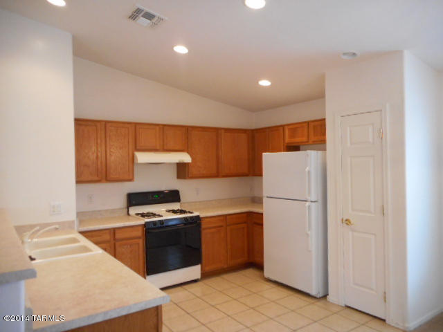 8404 West Benidorm Loop Tucson, AZ 85757 - Photo 10 of 33