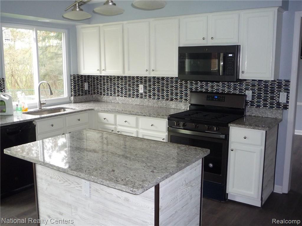 5800 Hathaway Road Canton, MI 48187 - Photo 4 of 27 P1050482.JPG