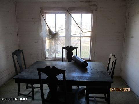 1018 High House Road Clinton, NC 28328 - Photo 4 of 11 dinning
