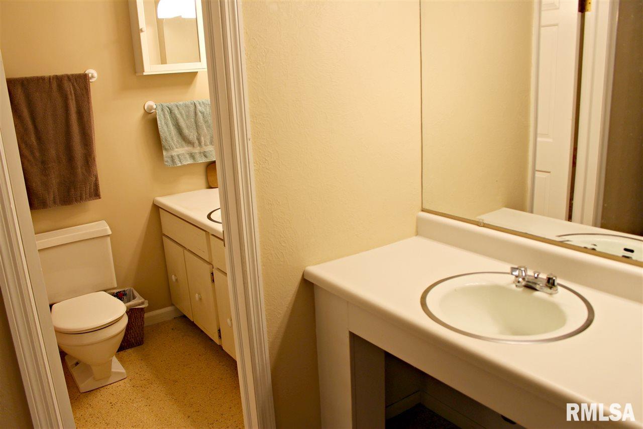 6716 North Camelot Road Peoria, IL 61615 - Photo 11 of 18 Gallery Image 11