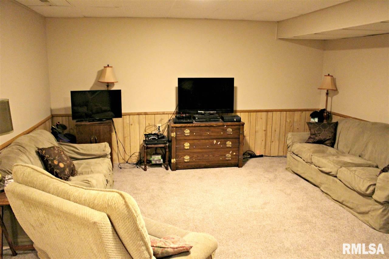 6716 North Camelot Road Peoria, IL 61615 - Photo 16 of 18 Gallery Image 16