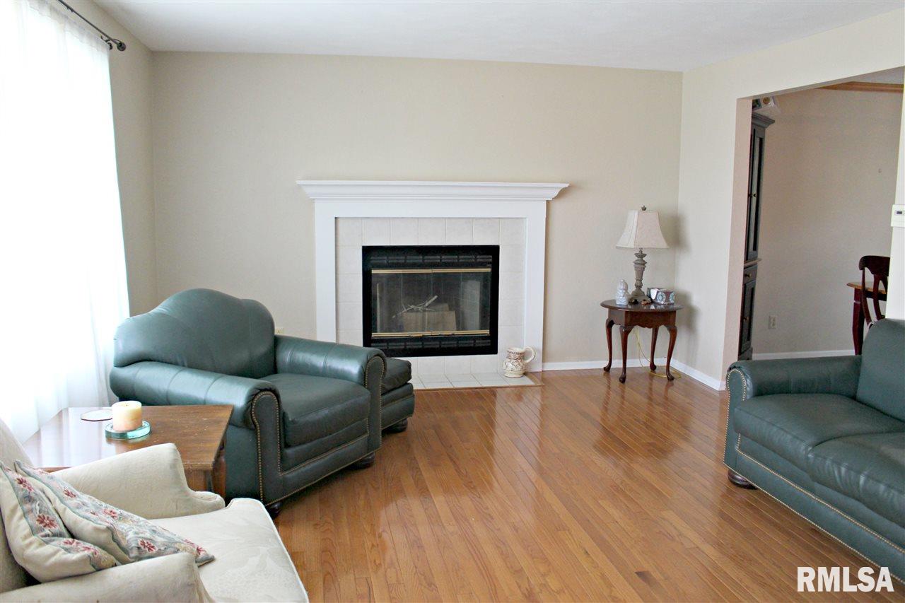 6716 North Camelot Road Peoria, IL 61615 - Photo 3 of 18 Gallery Image 3