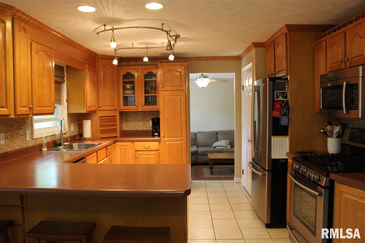 6716 North Camelot Road Peoria, IL 61615 - Photo 4 of 18 Gallery Image 4