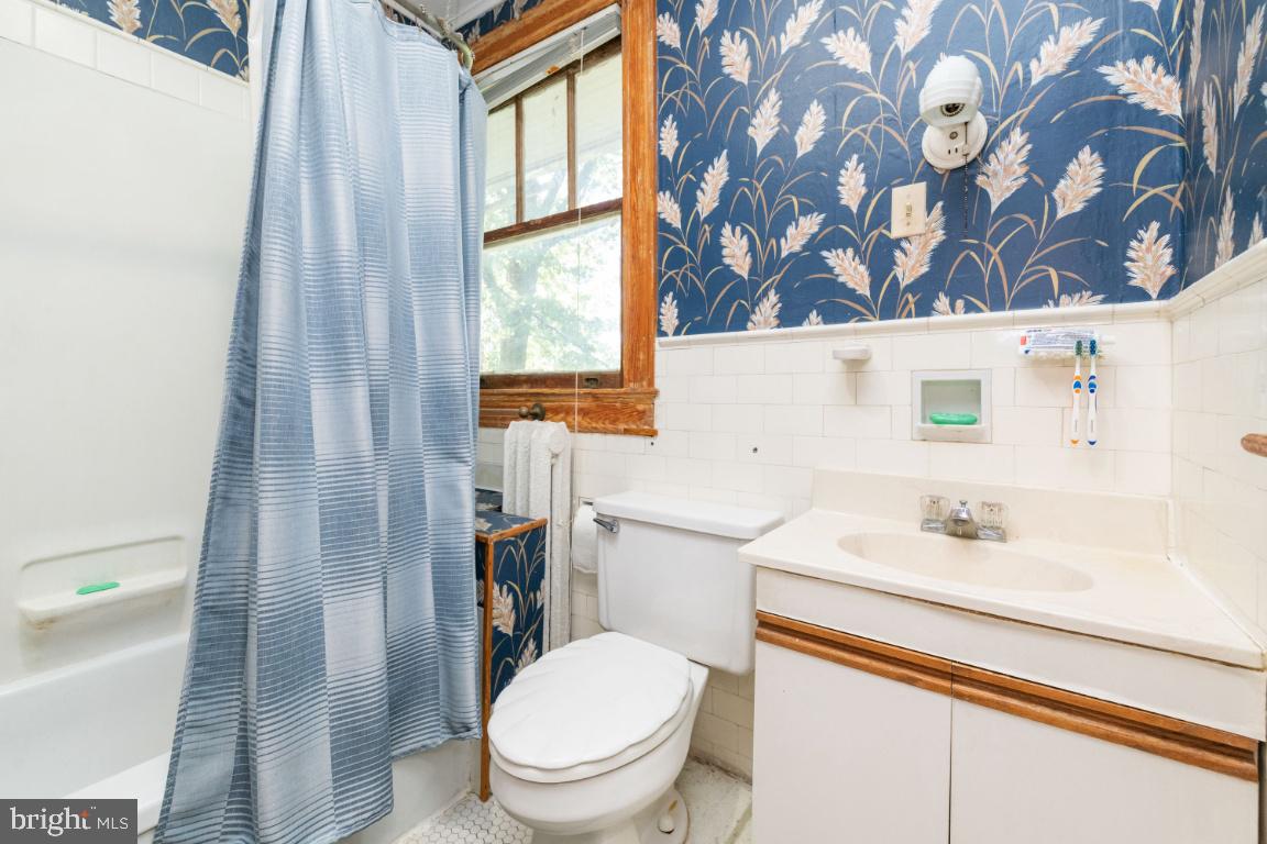 519 Orkney Road Baltimore, MD 21212 - Photo 21 of 40 Full bathroom on 2nd floor