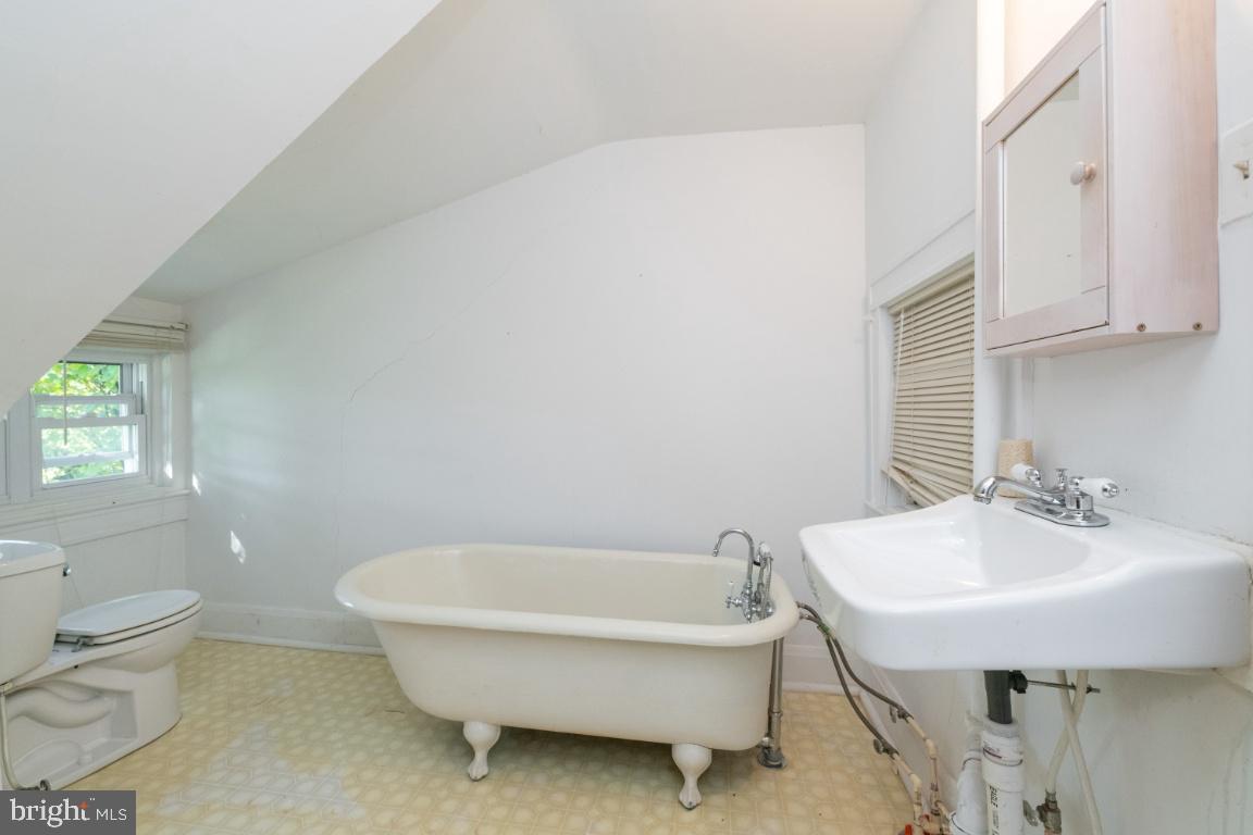 519 Orkney Road Baltimore, MD 21212 - Photo 32 of 40 2nd full bathroom on 3rd floor