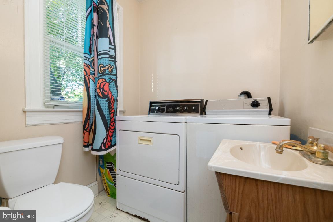 519 Orkney Road Baltimore, MD 21212 - Photo 7 of 40 Laundry/powder room on first floor