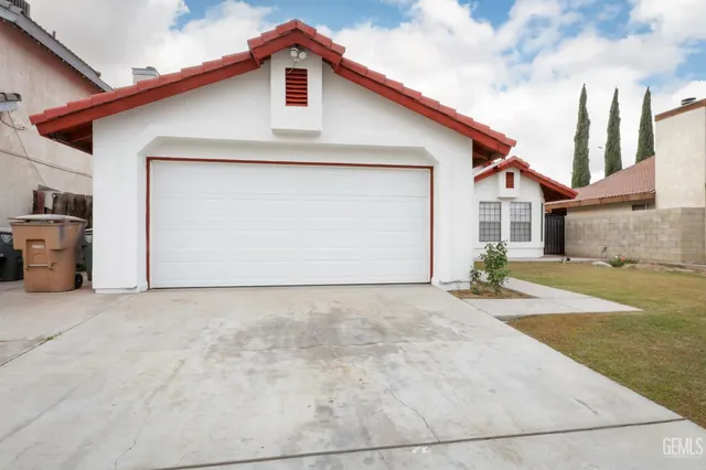 a view of garage yard and front view of a house