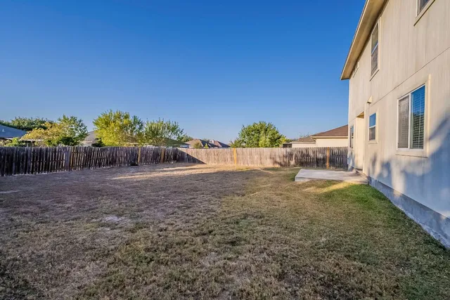 a view of a backyard