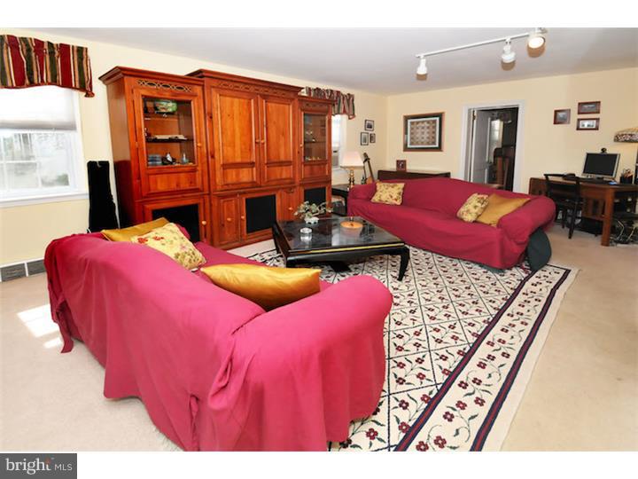 8 Owl Road Audubon, PA 19403 - Photo 6 of 18 Living Room