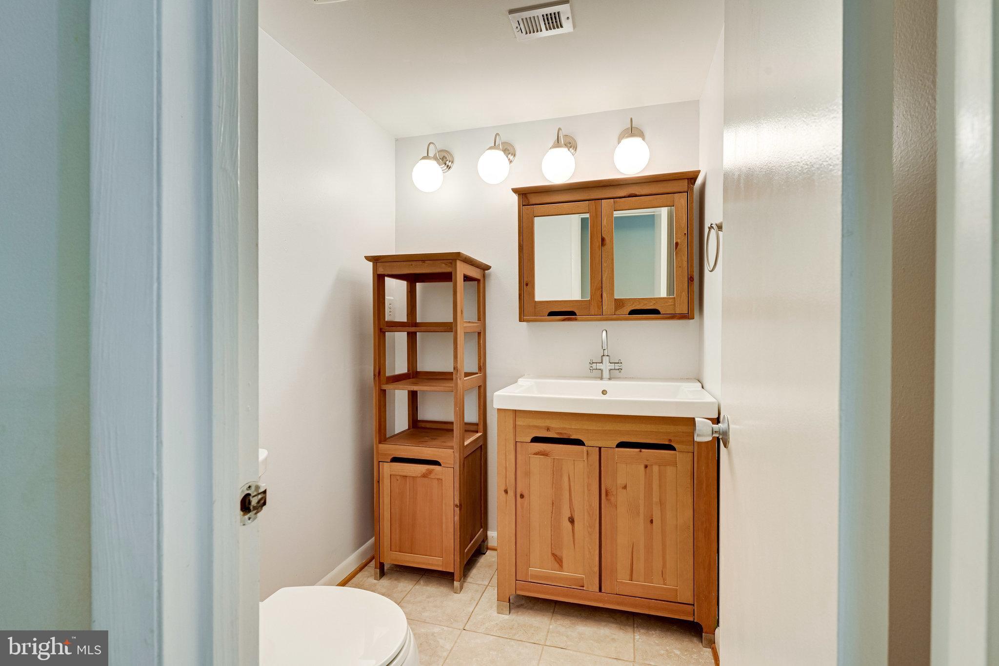 1944 Winterport Cluster Reston, VA 20191 - Photo 4 of 28 Powder Room