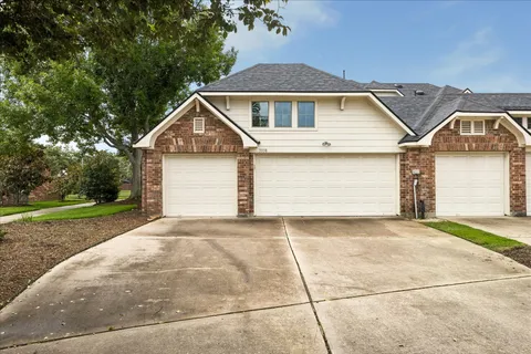$335,000 | 3338 Knollcrest Lane, Pearland, TX 77584