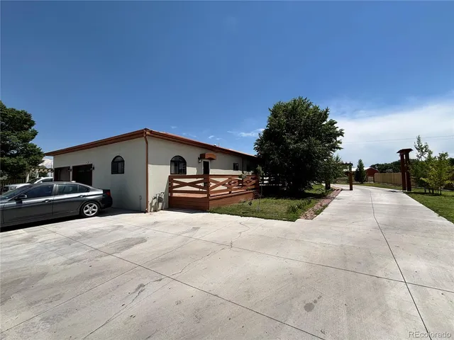 a view of house and yard