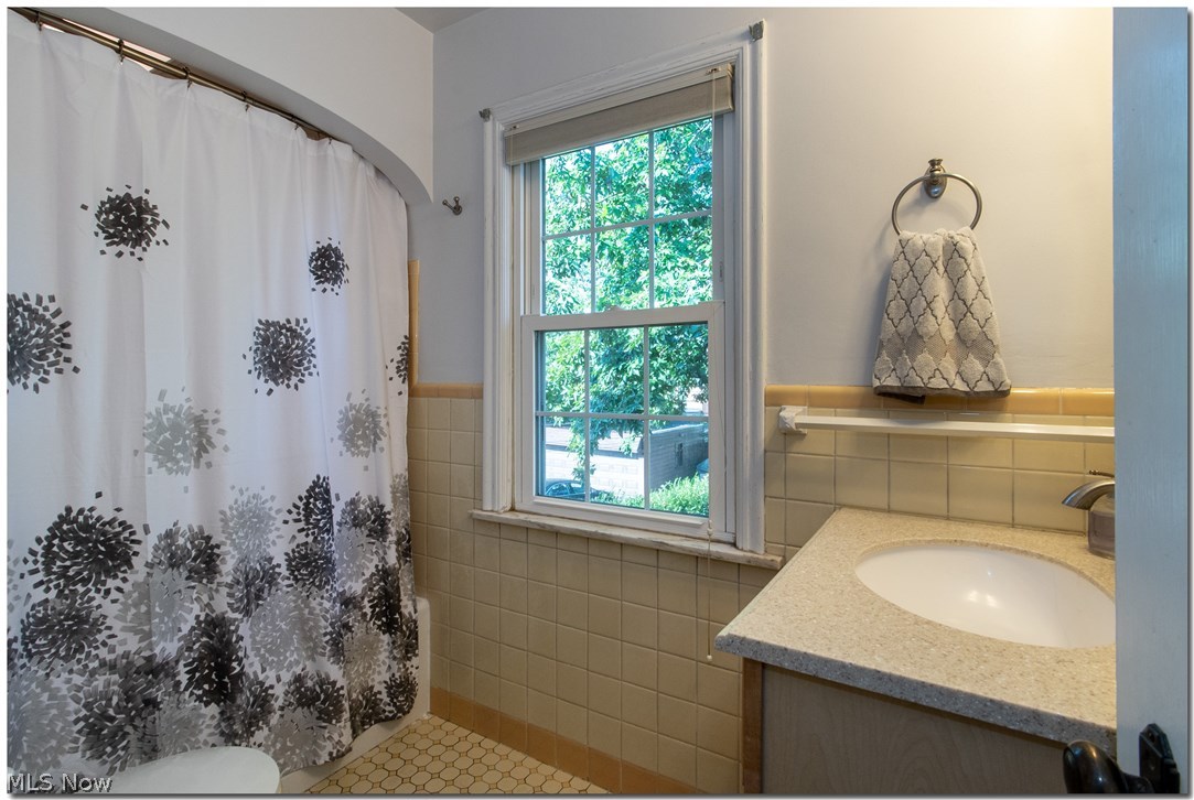 2460 Saybrook Road Cleveland, OH 44118 - Photo 21 of 34