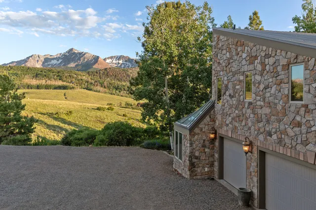 a view of a backyard