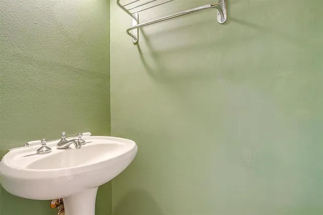 $300,000 | 1907 Live Oak Circle, Azle, TX 76020