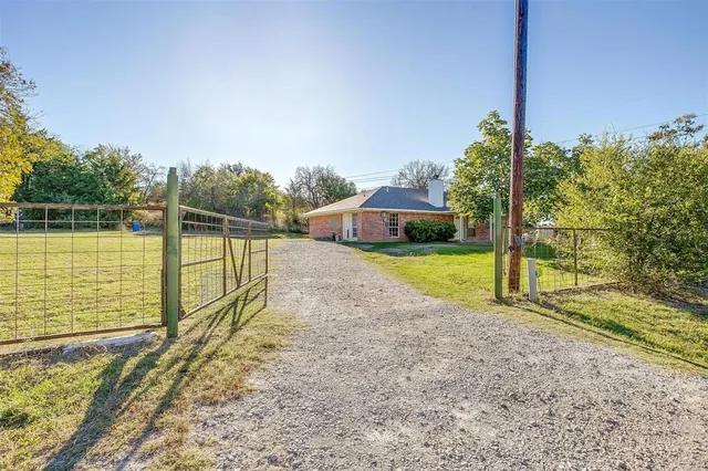 $300,000 | 1907 Live Oak Circle, Azle, TX 76020