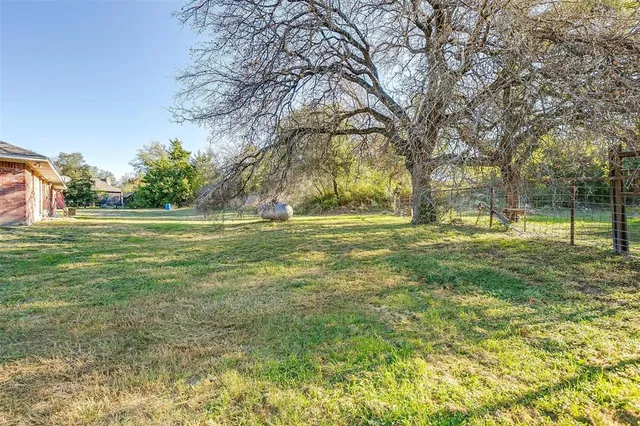 $300,000 | 1907 Live Oak Circle, Azle, TX 76020