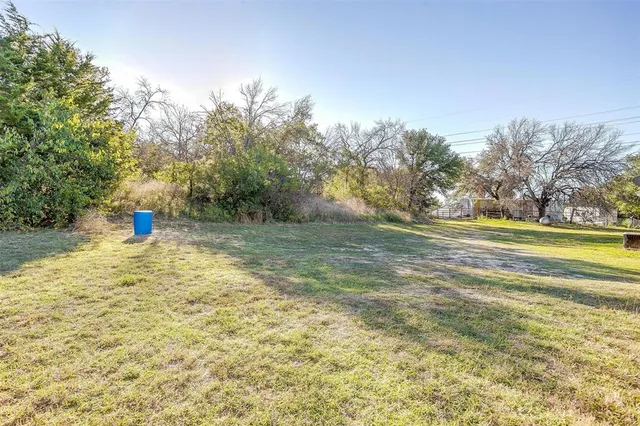 $300,000 | 1907 Live Oak Circle, Azle, TX 76020
