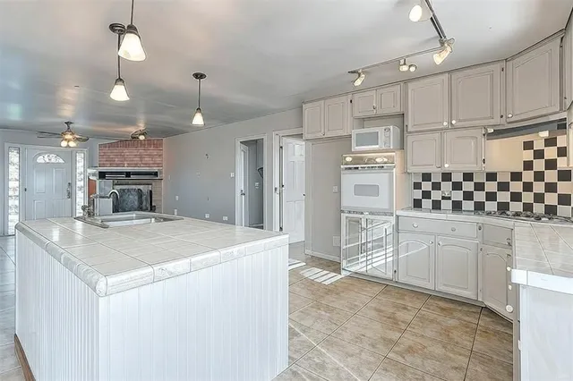 $300,000 | 1907 Live Oak Circle, Azle, TX 76020