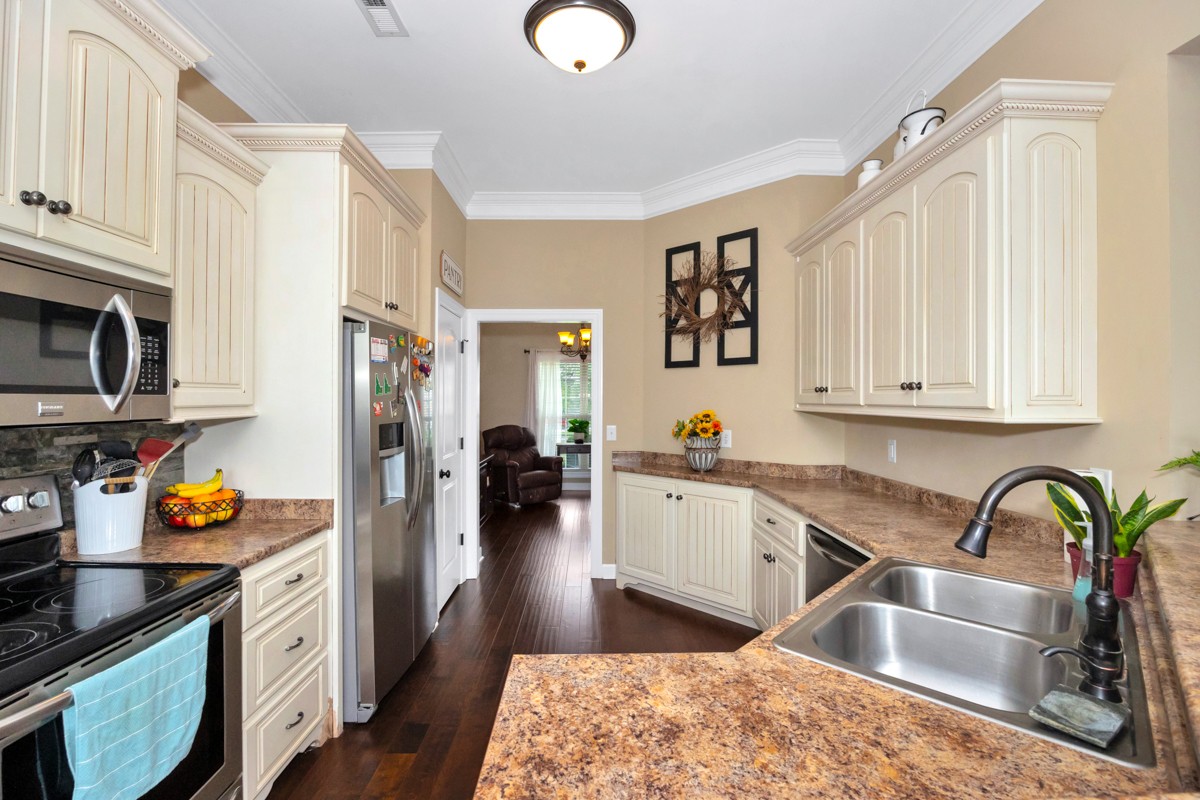 402 Vista Shores Road Rogersville, AL 35652 - Photo 18 of 55 a kitchen with stainless steel appliances granite countertop a sink dishwasher stove and refrigerator with wooden floor