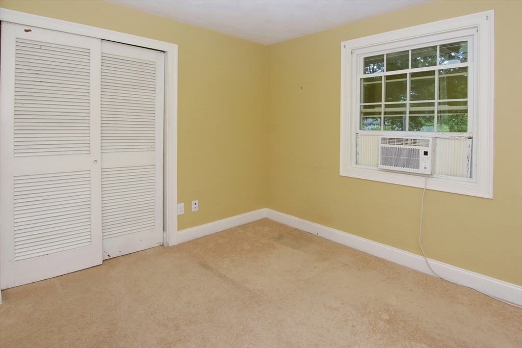 4 Allen Lane Ipswich, MA 01938 - Photo 25 of 30 an empty room with a window