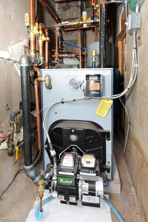 4 Allen Lane Ipswich, MA 01938 - Photo 28 of 30 a car parked in front of building