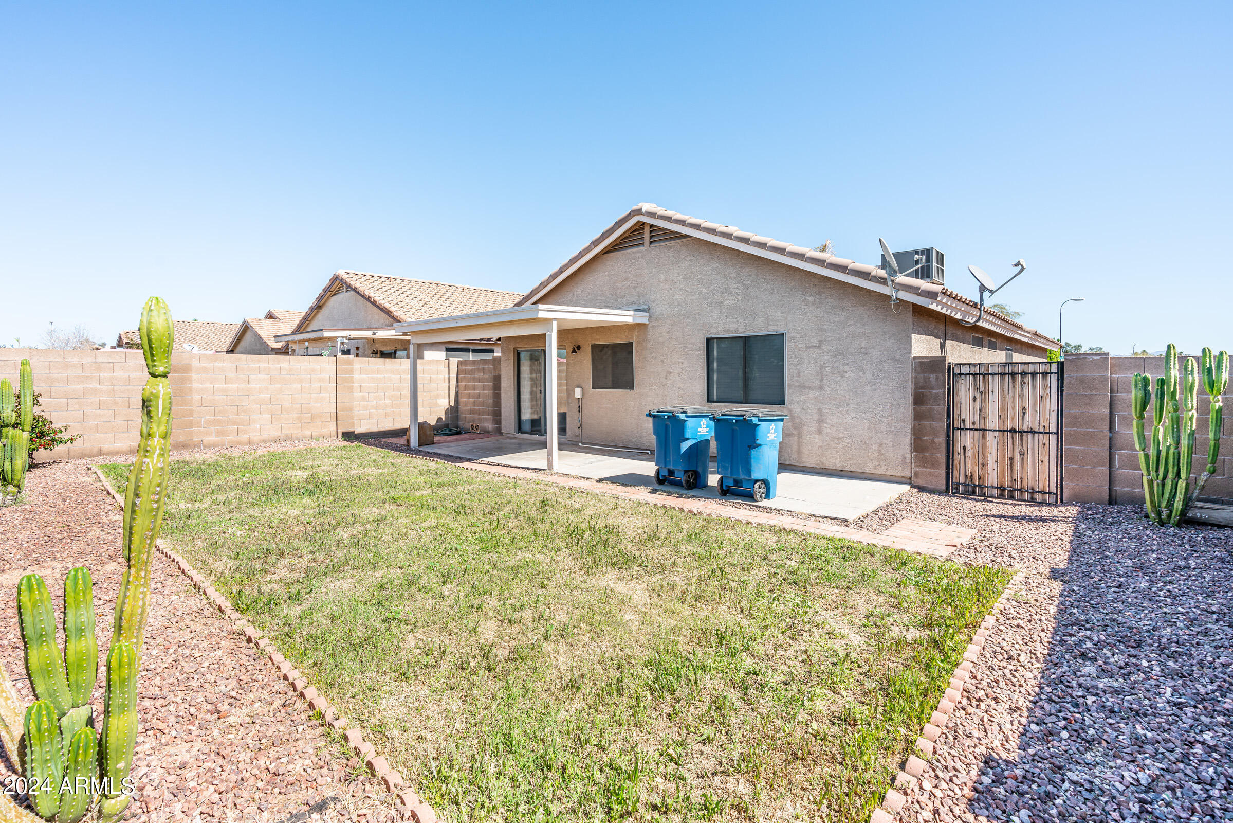 2778 South Arizona Road Apache Junction, AZ 85119 - Photo 25 of 30 Grass Back Yard