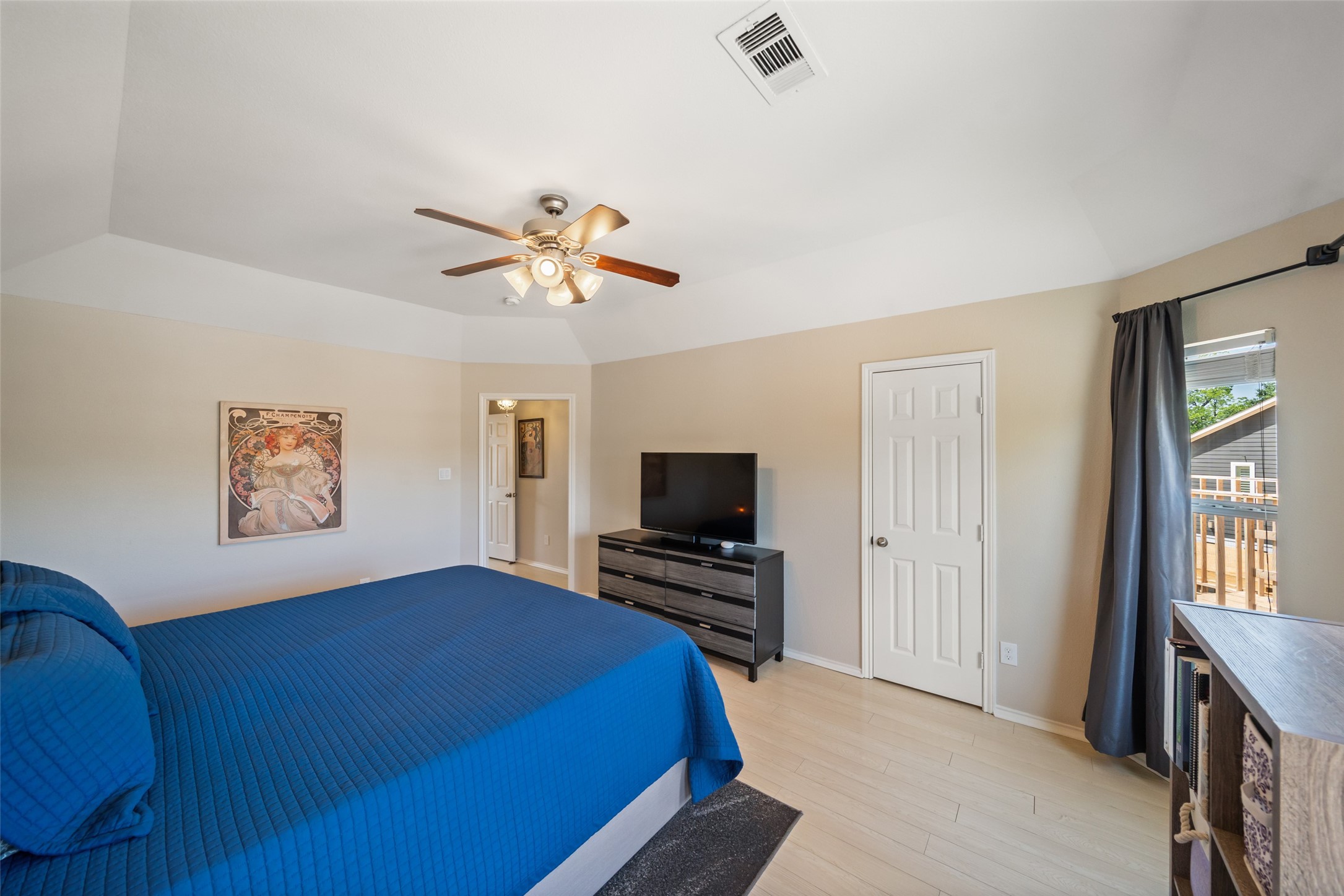 2613 Link Road Houston, TX 77009 - Photo 21 of 28 The primary bedroom is oversized with plenty of room for a king size bed and a sitting area/home office.