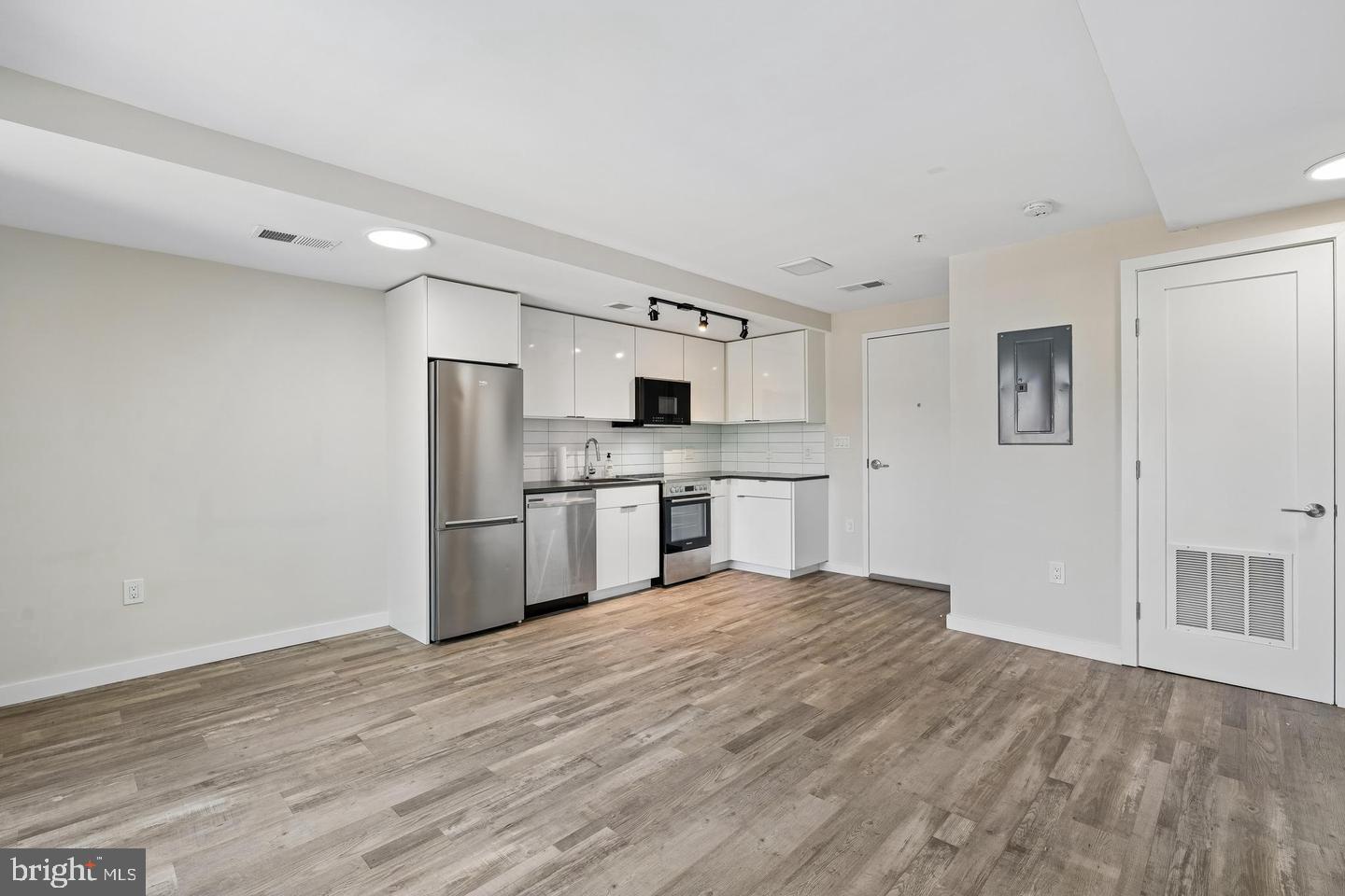 700 Roeder Road, Unit 401 Silver Spring, MD 20910 - Photo 14 of 30 Living/Dining Area
