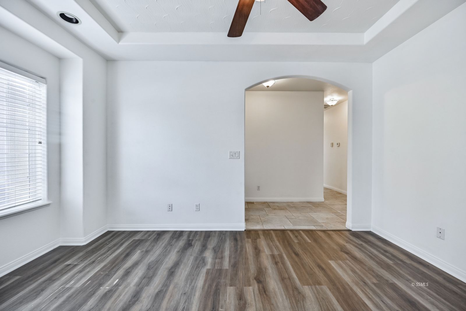 425 Acacia Street Ridgecrest, CA 93555 - Photo 17 of 49 an empty room with window