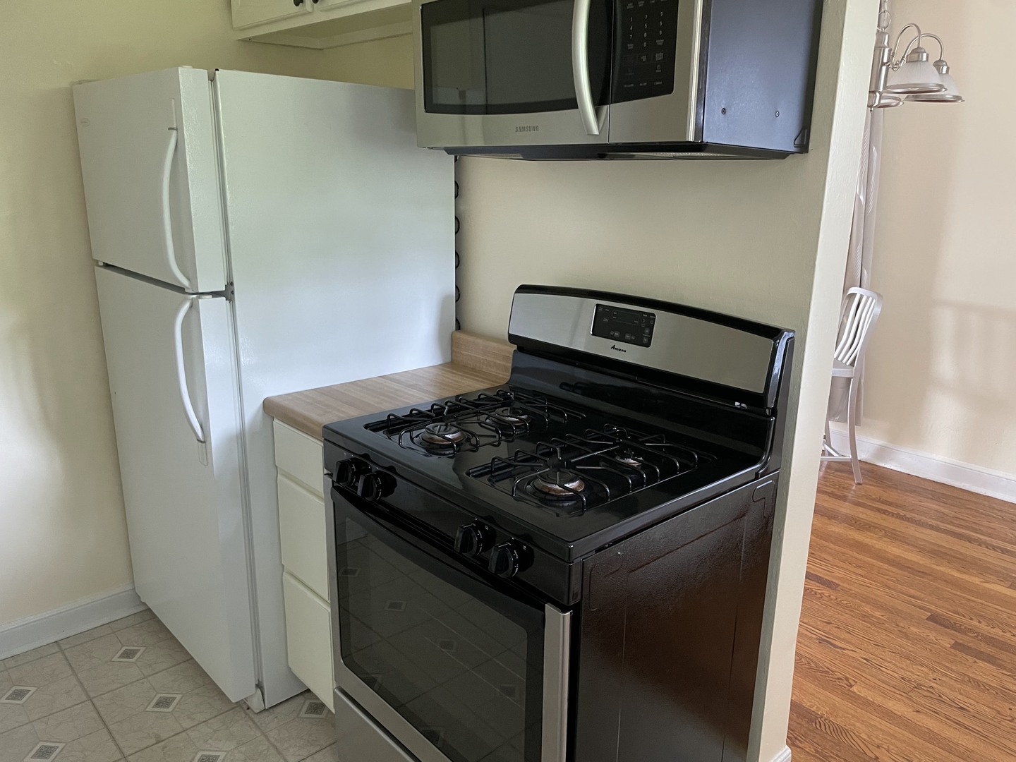 623 Waukegan Road Deerfield, IL 60015 - Photo 4 of 16 a stove top oven sitting inside of a kitchen