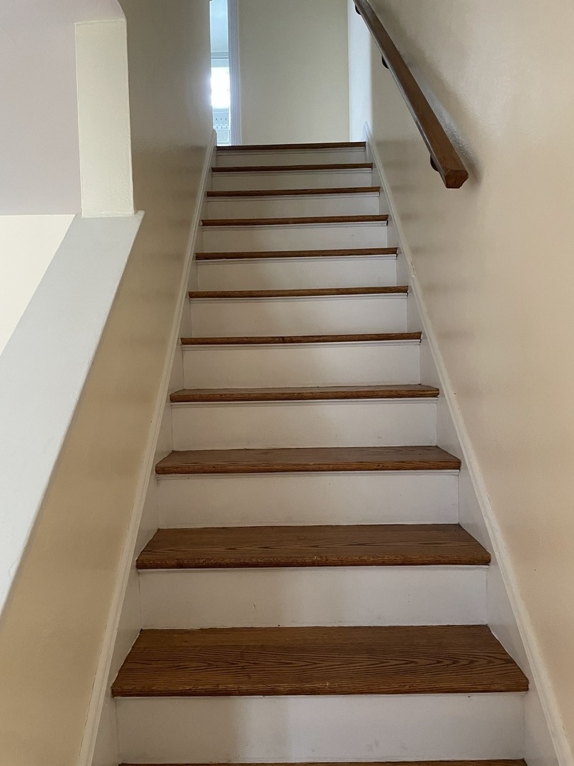 623 Waukegan Road Deerfield, IL 60015 - Photo 6 of 16 a view of entryway