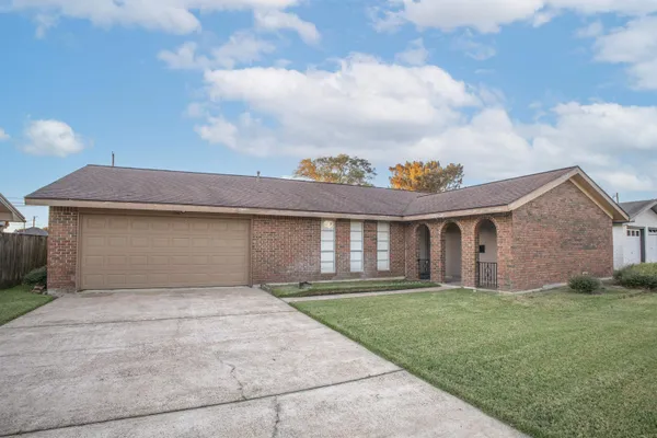 $2,100 | 3148 Sandalwood Drive, Port Neches, TX 77651