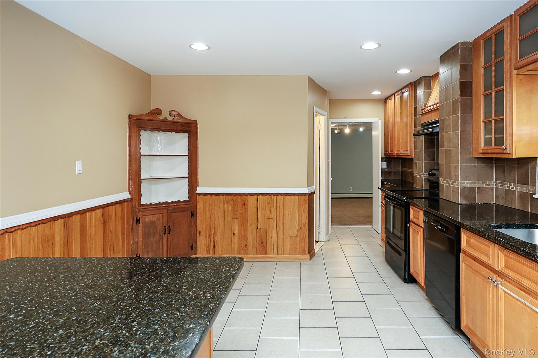 49 Red Ground Road Roslyn Heights, NY 11577 - Photo 14 of 36