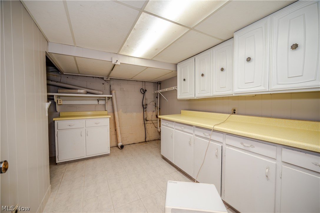 2882 Decamp Road Youngstown, OH 44511 - Photo 33 of 44 Laundry Room with Storage