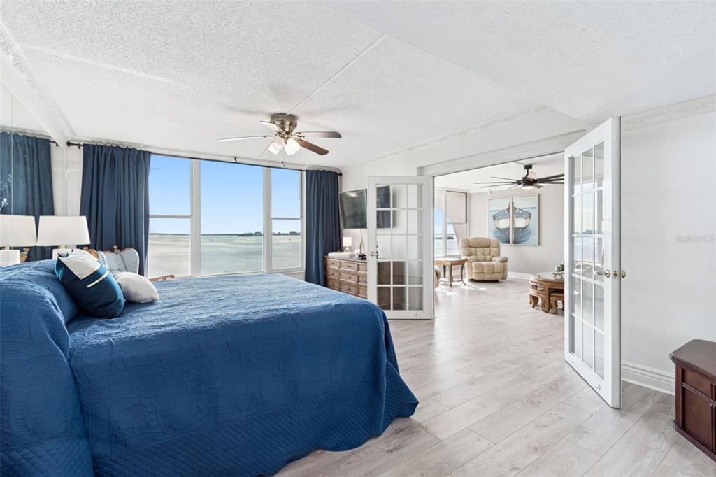 634 Edgewater Drive, Unit 844 Dunedin, FL 34698 - Photo 35 of 68 a large bedroom with a bed and window