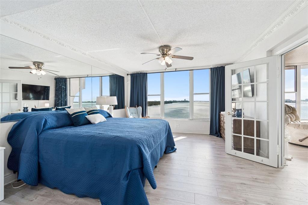 634 Edgewater Drive, Unit 844 Dunedin, FL 34698 - Photo 36 of 68 a bed room with a bed and a view of kitchen