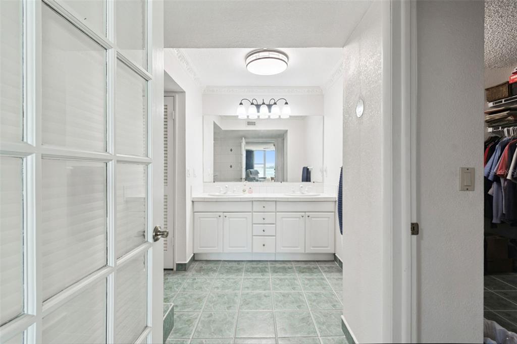 634 Edgewater Drive, Unit 844 Dunedin, FL 34698 - Photo 51 of 68 a bathroom with a sink a mirror and a bathtub