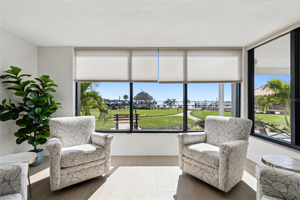 634 Edgewater Drive, Unit 844 Dunedin, FL 34698 - Photo 56 of 68 a living room with couch and a large window
